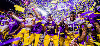 This picture just makes you FEEL like you're drunk on Bourbon Street.